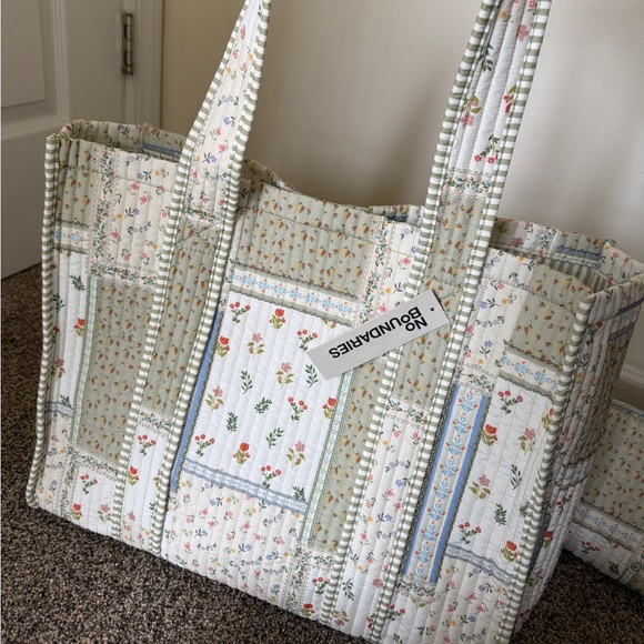 No Boundaries Quilted Tote & Pouch - Picture 5 of 8